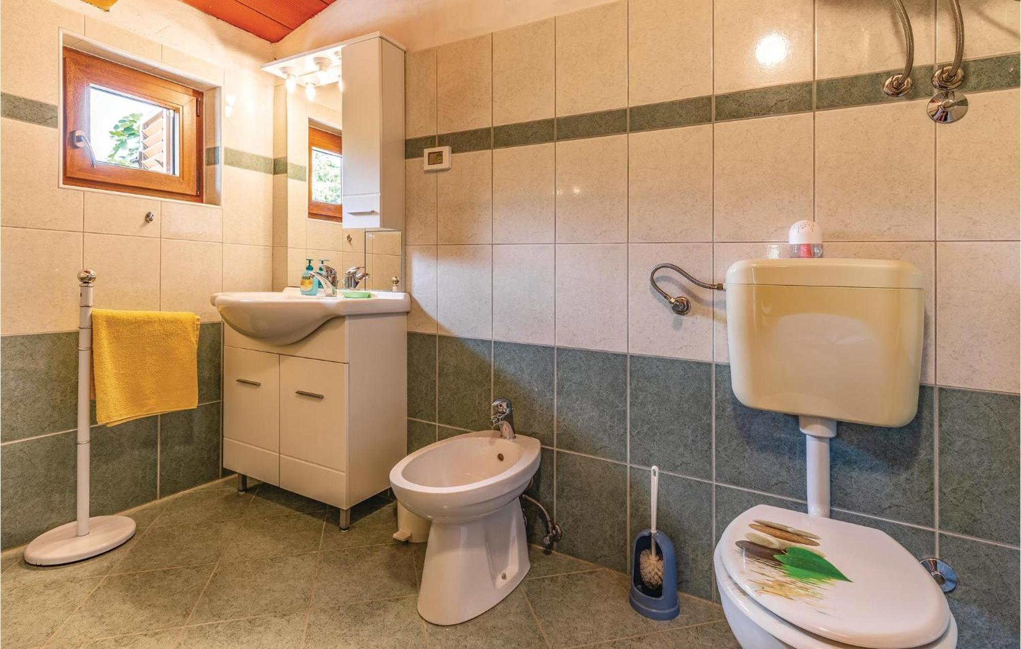 2 Bedroom Amazing Home In Rakotule Dış mekan fotoğraf